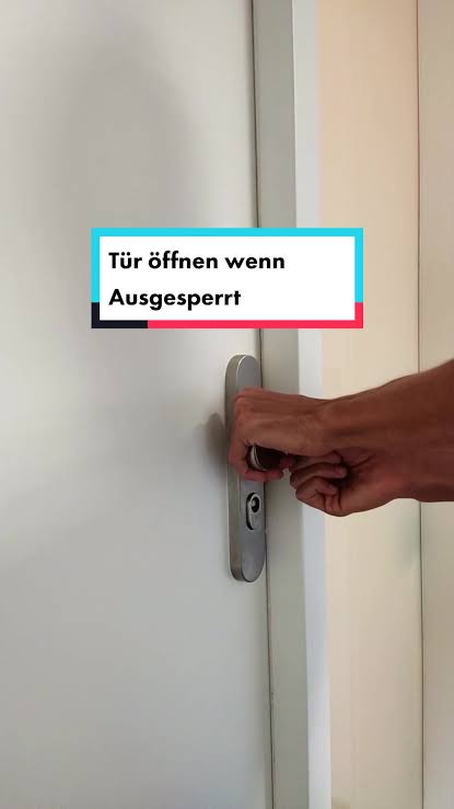 Schlüsseldienst öffnet vorsichtig eine Wohnungstür
