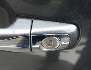 Schlüsselnotdienst öffnet ein Auto im Münsterland